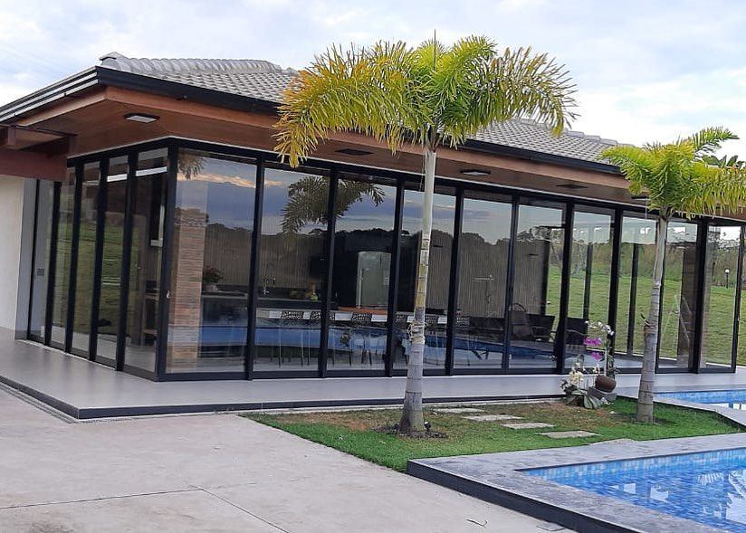 Casa com varanda envidraçada e piscina