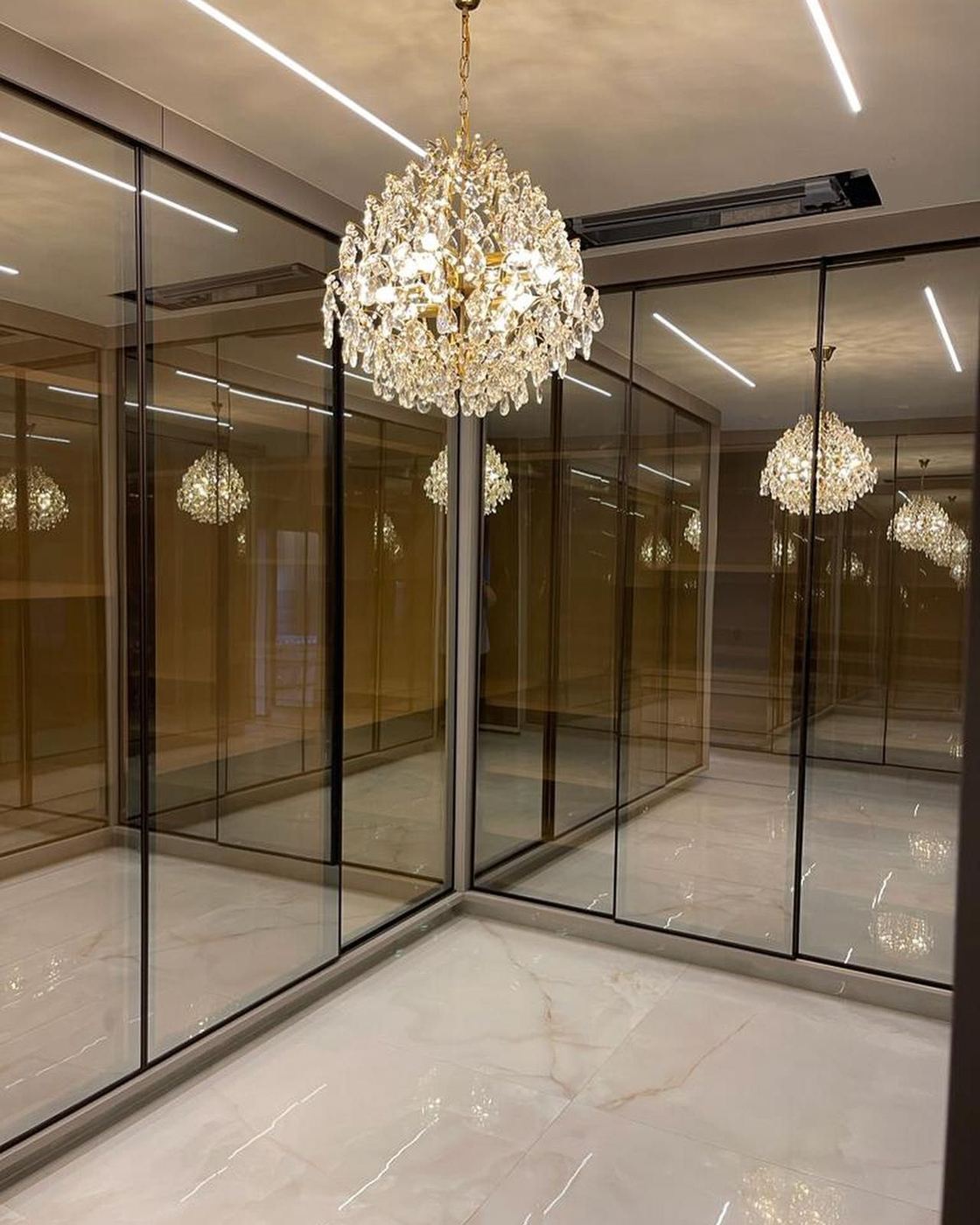 Closet com portas de vidro e perfis pretos
