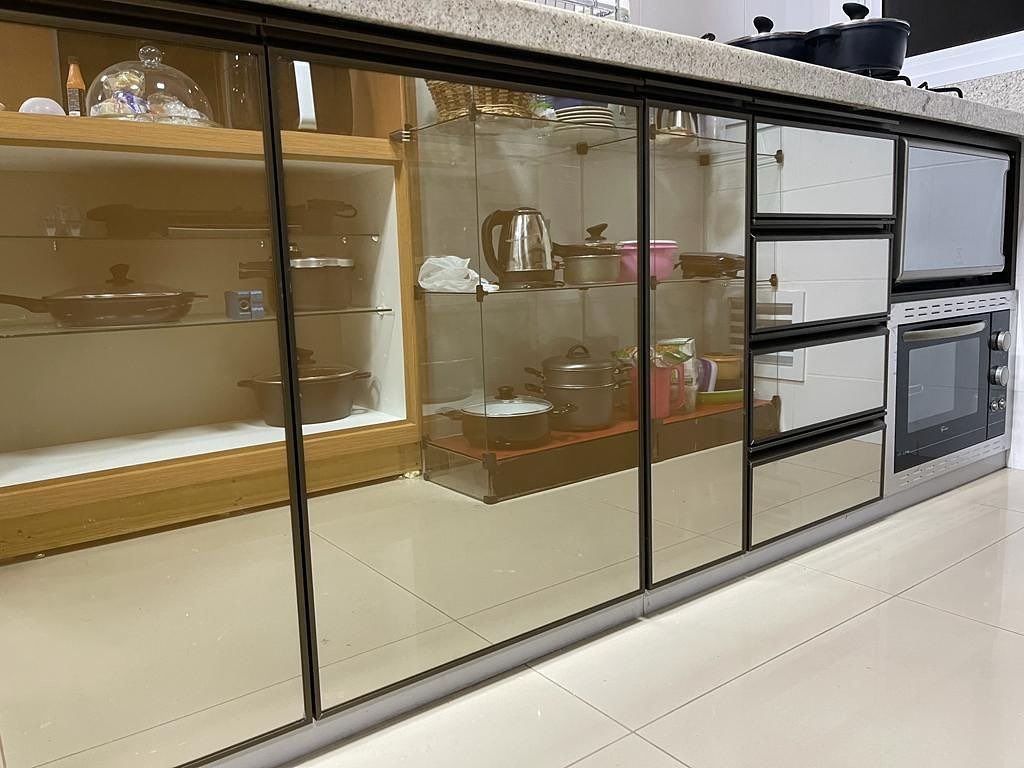Armário de cozinha com portas de vidro e perfil de alumínio