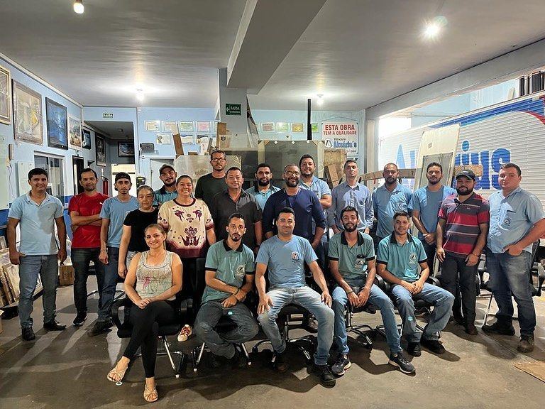 Equipe da Vidraçaria Akuáriu's reunida na loja