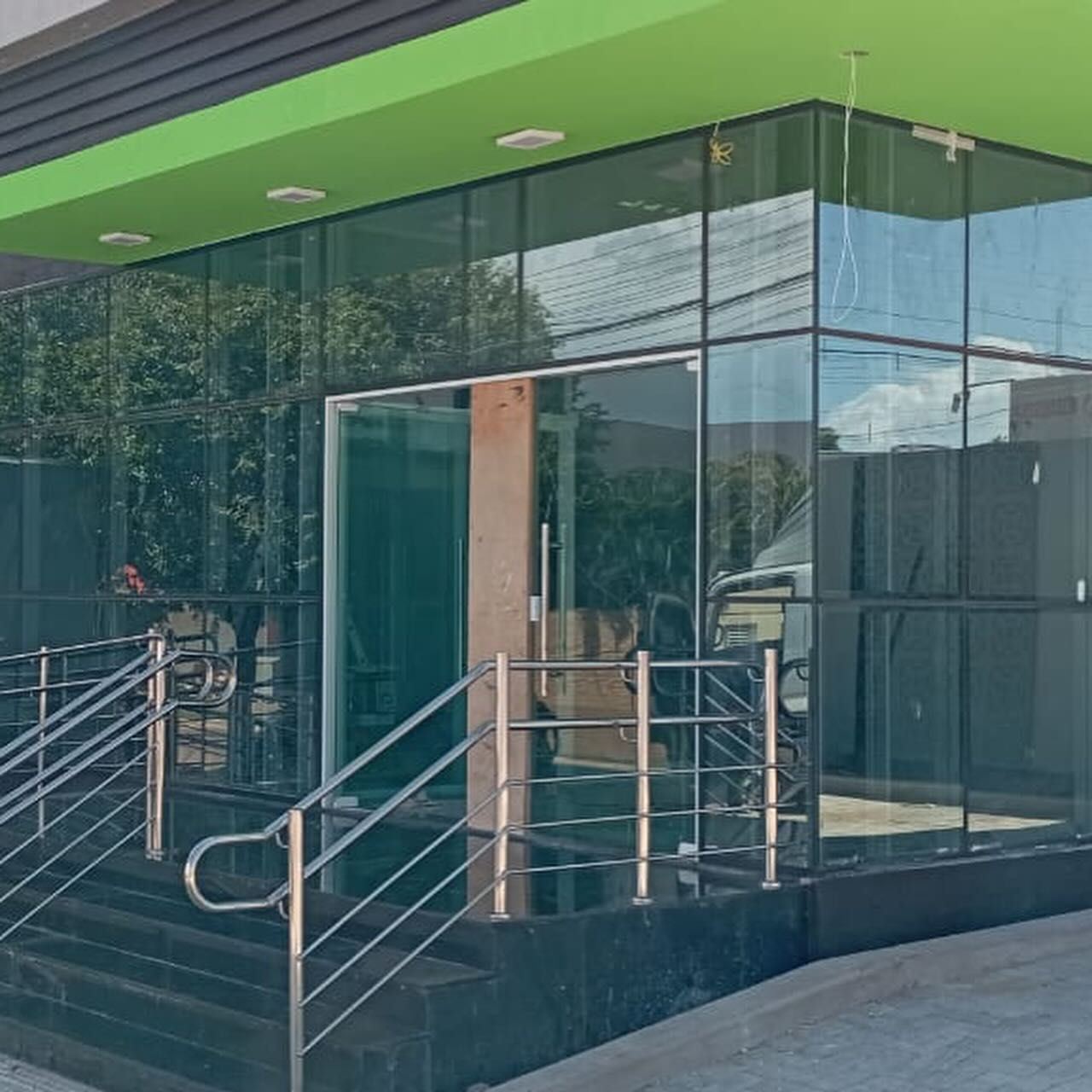 Fachada comercial de vidro com corrimão de inox