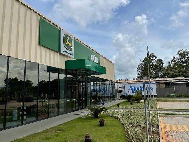 Concessionária Höhl John Deere com fachada de vidro