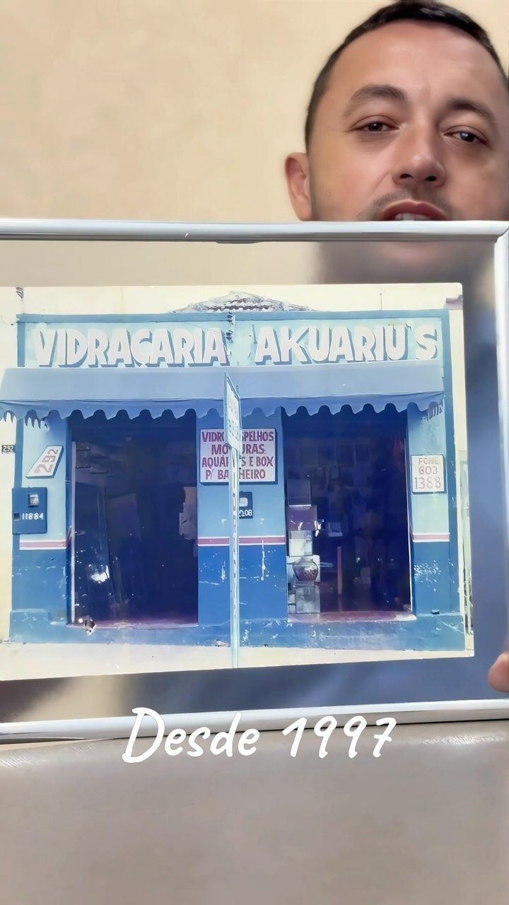 Foto antiga da fachada da Vidraçaria Akuáriu's com a inscrição Desde 1997
