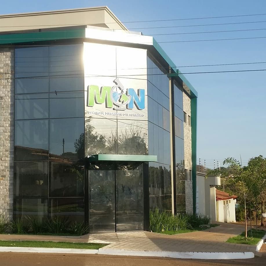 Prédio do MCN com fachada em pele de vidro