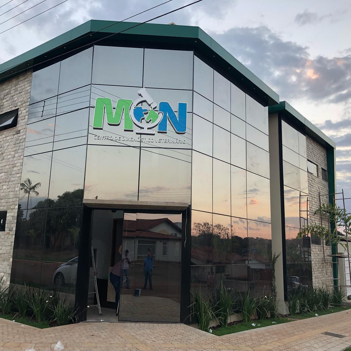Prédio comercial MCN com fachada em pele de vidro