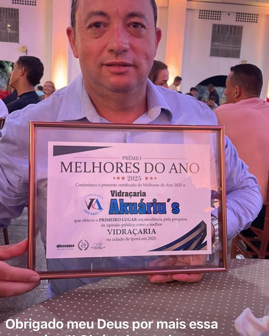Gesimar segurando o certificado Melhores do Ano 2025
