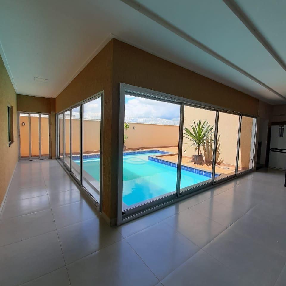 Vista da piscina através de portas de correr de vidro