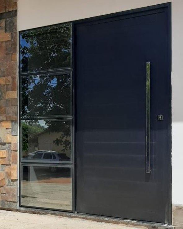 Porta pivotante preta com bandeira de vidro