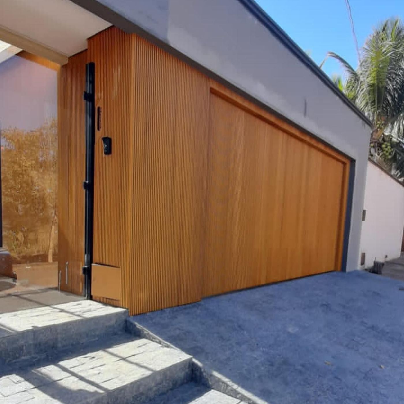 Portão de garagem ripado em alumínio madeirado