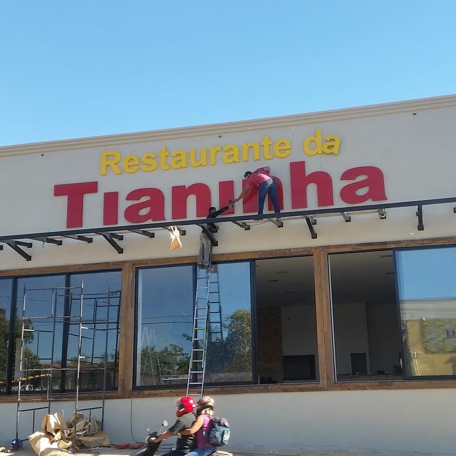 Equipe instalando fachada do Restaurante da Tianinha