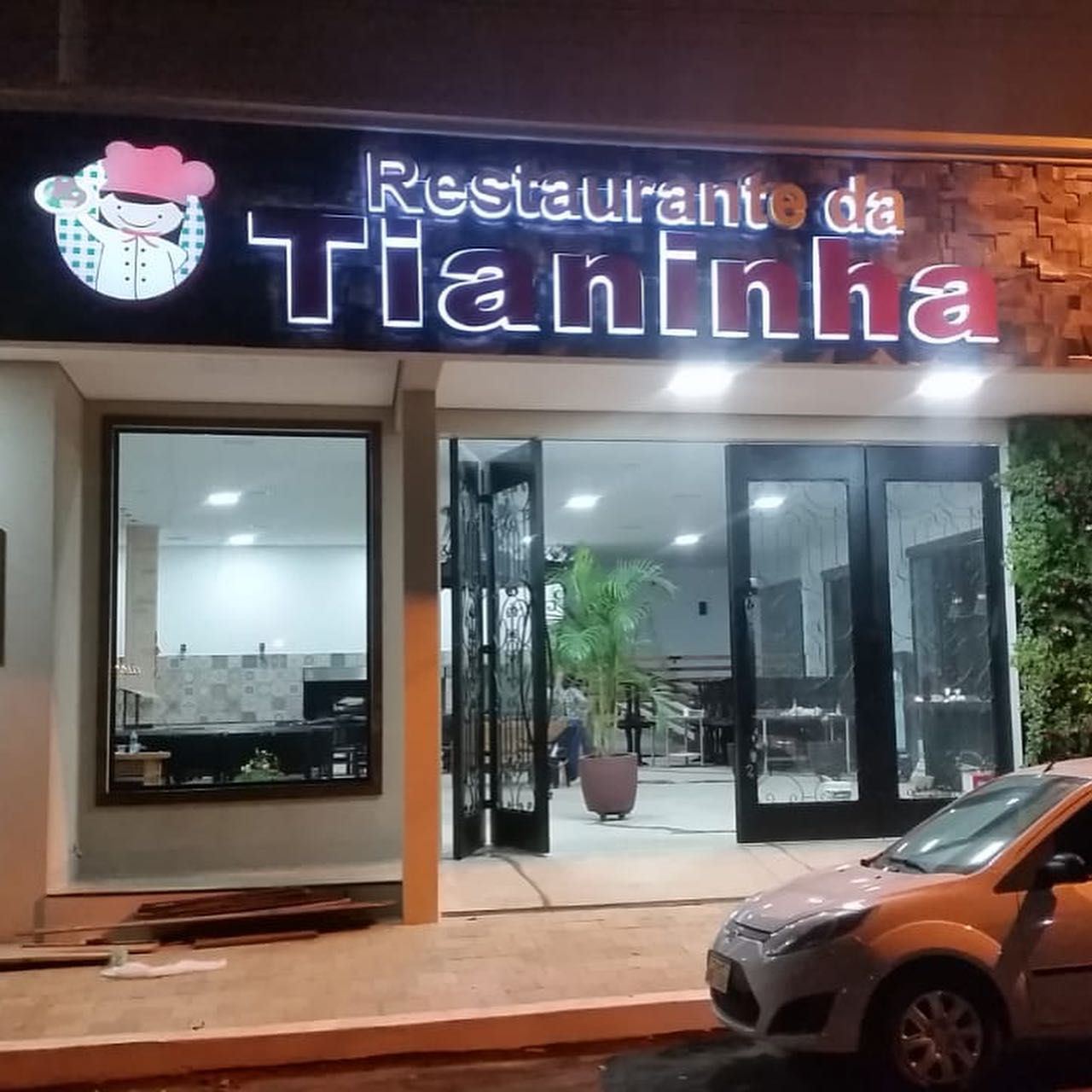 Restaurante da Tianinha à noite com fachada de vidro