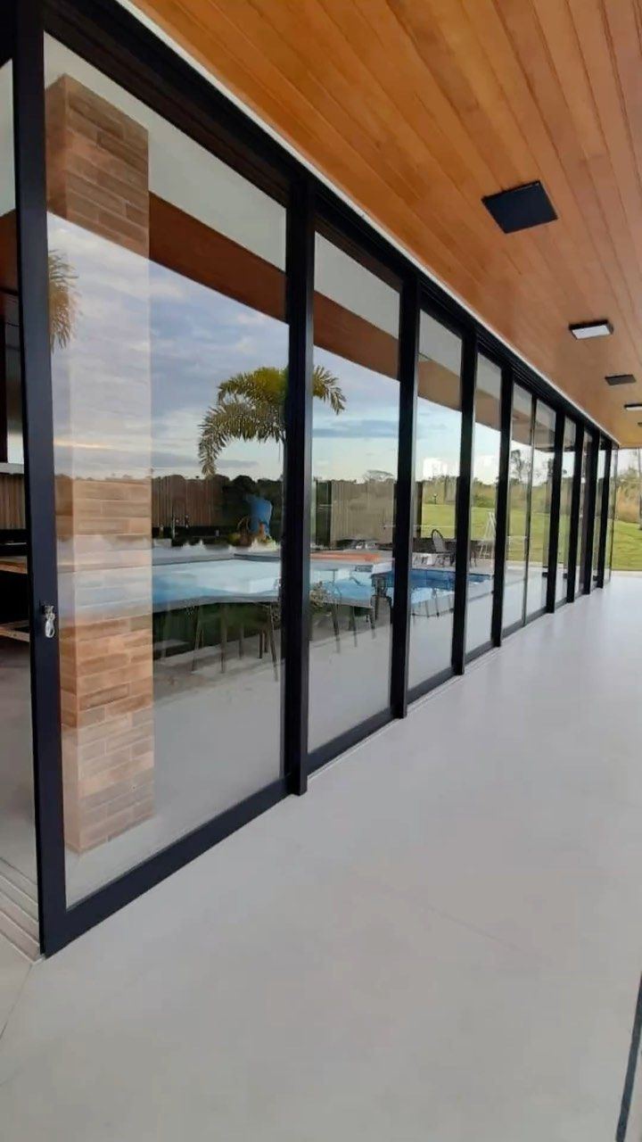 Varanda com sequência de portas de correr pretas